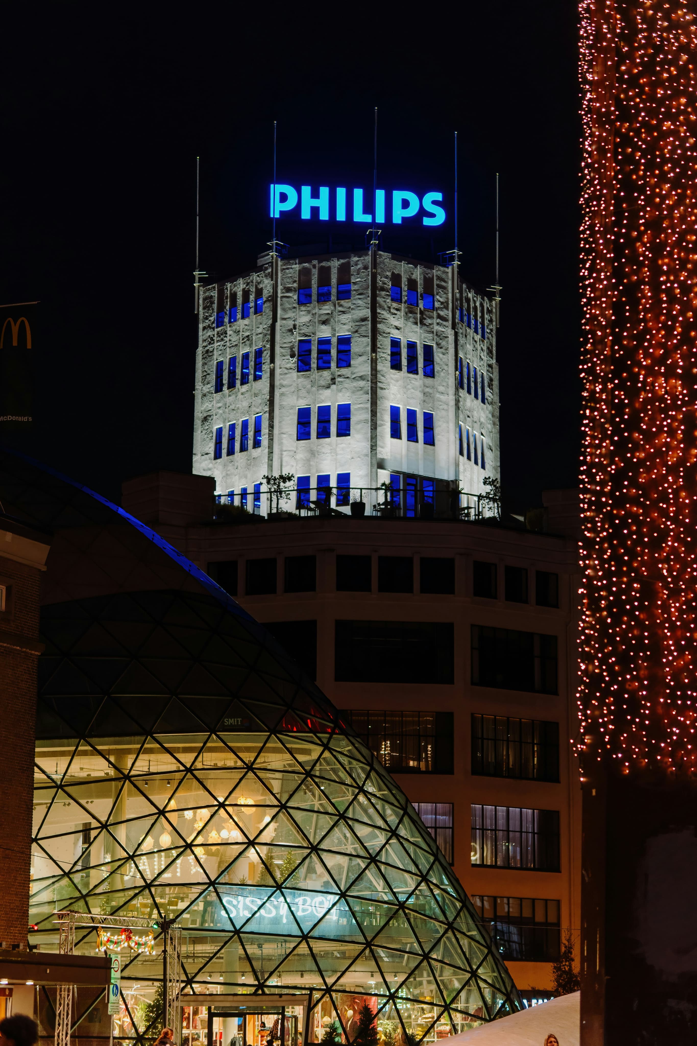 Gebouw met Philips logo